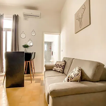 Seaside Sanctuary 6 - Sliema Strand, Apartamento Gzira